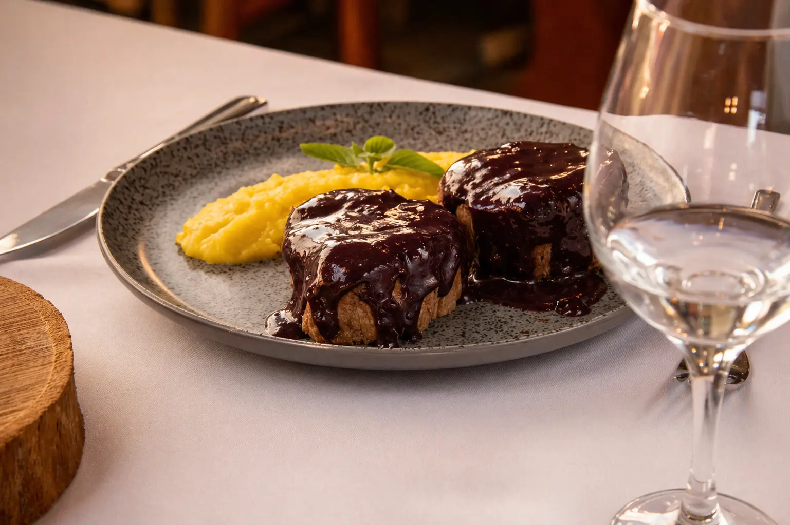 Mesa com pratos italianos no Restaurante Manjericão